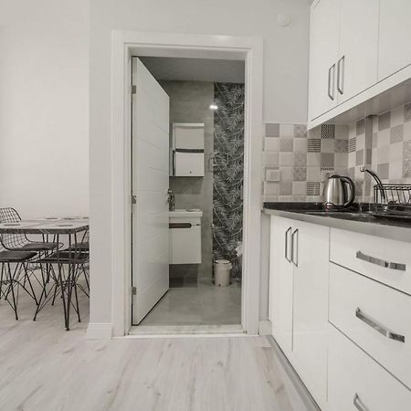 Апартаменти Charming And Central Flat Near Beach In Muratpasa Анталія Екстер'єр фото